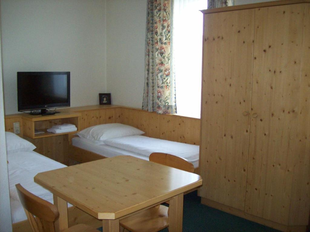 Hubertushof Fromwald Hotel Und Gasthof Bad Fischau الغرفة الصورة