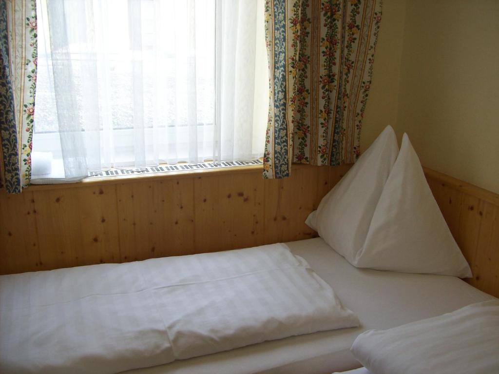 Hubertushof Fromwald Hotel Und Gasthof Bad Fischau الغرفة الصورة
