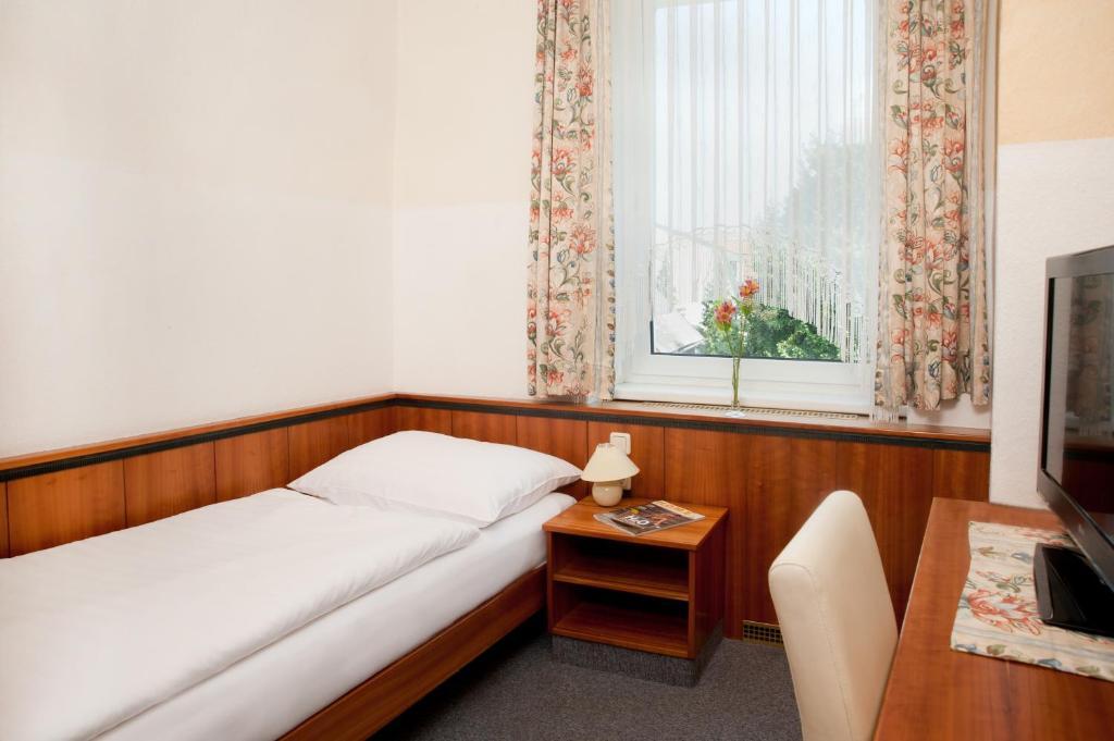 Hubertushof Fromwald Hotel Und Gasthof Bad Fischau المظهر الخارجي الصورة