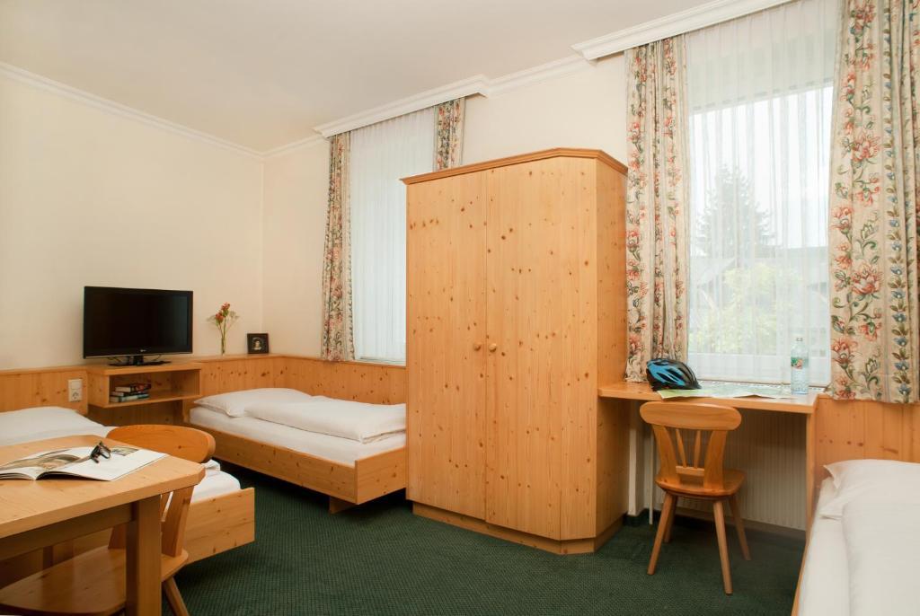 Hubertushof Fromwald Hotel Und Gasthof Bad Fischau المظهر الخارجي الصورة