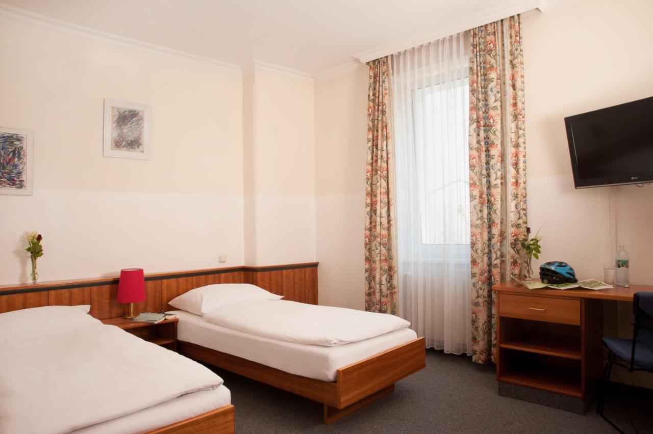 Hubertushof Fromwald Hotel Und Gasthof Bad Fischau المظهر الخارجي الصورة